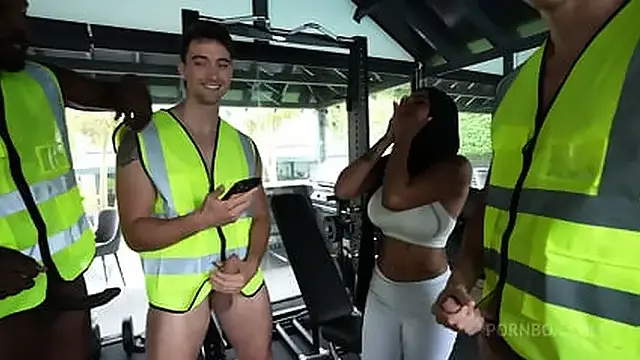 야스미나 칸, 헬스장에서 히잡을 쓴 채 더블 페네트레이션 집단 성행위 (2160p)