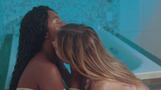 Nego Catra parties with Aline Farias and other women